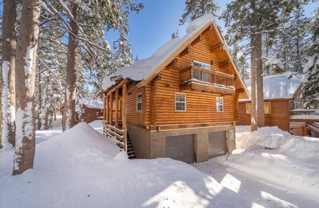 Elegant and Spacious Log Cabin - walk to trails and beach, mins to Sugarbowl.