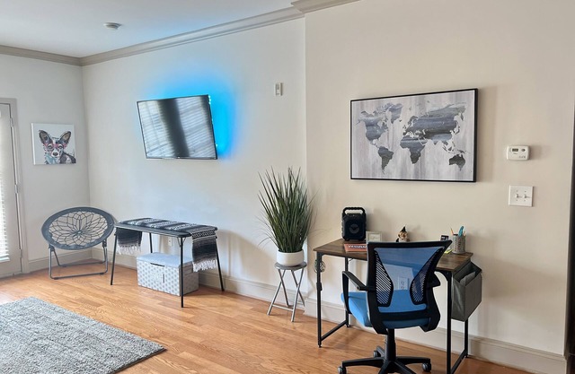 Elegant Apt w/ Free Parking Ideal For Long Stays!