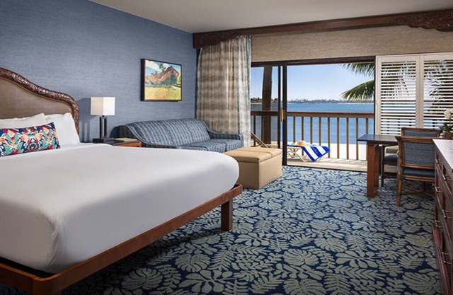 Elegant Bayfront King Suite | Scenic Views at Catamaran