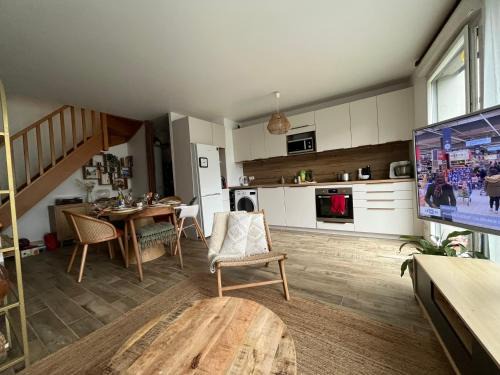 Elegant Bohemian Olympics Apartment - Near Paris