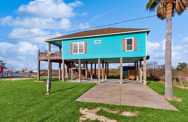 Elegante casa frente al canal con muelle nuevo, hoguera, plataforma y kayaks, ¡cerca de la playa!