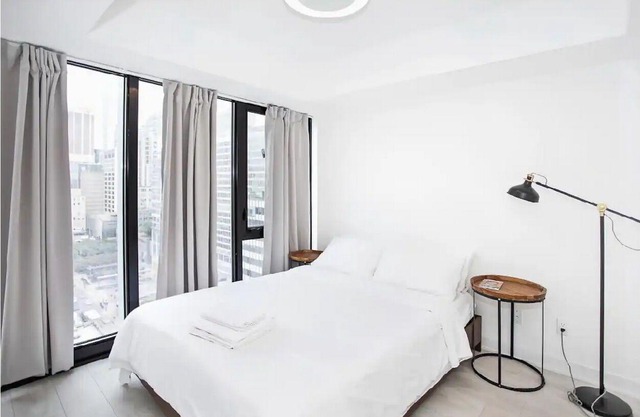 Elegant condo inside Yorkville, the most attractive centre in Toronto