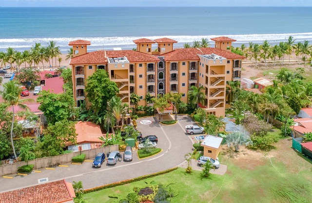 Elegante condominio en propiedad frente al mar con piscina compartida y vistas al mar!