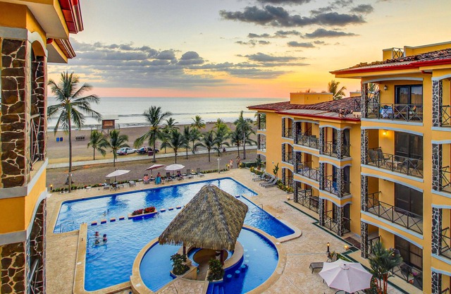 características de condominio frente al mar elegante piscina compartida e increíbles vistas al mar!