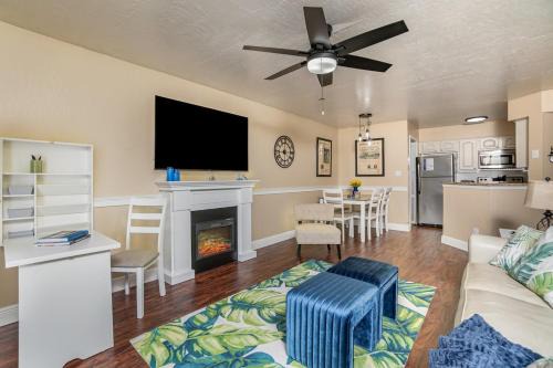 Elegant Ground Floor King Bed Condo - ME2