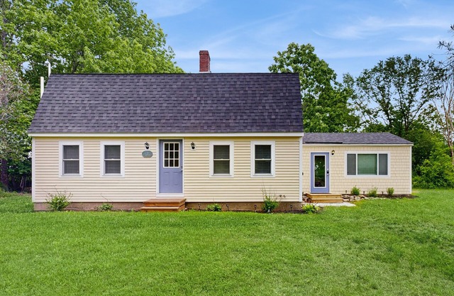 Elegant home with a cozy living area, Wifi, backyard, and washer/dryer