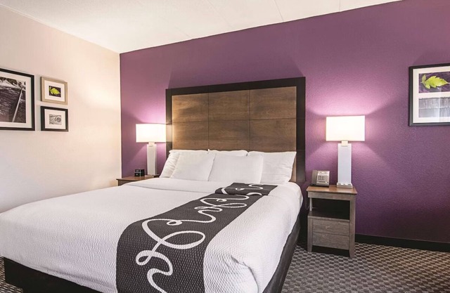 Elegant King Suite, La Quinta Portland, Downtown Proximity, Free Breakfast