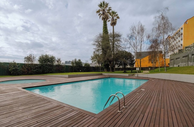 HostWise - Elegant Riverfront Flat | Pool and Sports