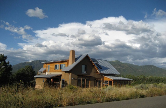 Elegante casa solar: a medio camino entre Taos y Taos Ski Valley