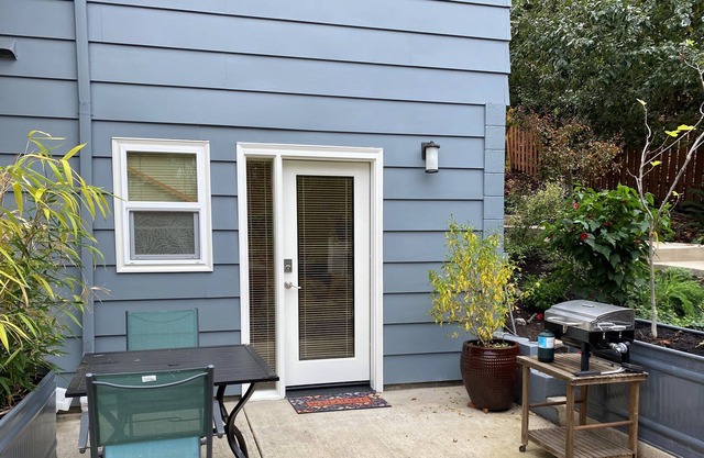 Elegant Studio for Two, Minutes to University and Downtown
