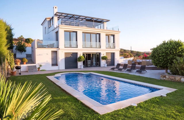 Elegante villa con vistas al Mediterráneo, Gibraltar, la playa y el puerto de Sotogrande