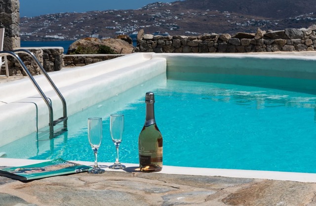 Elegant villa with ocean views & 2 pools