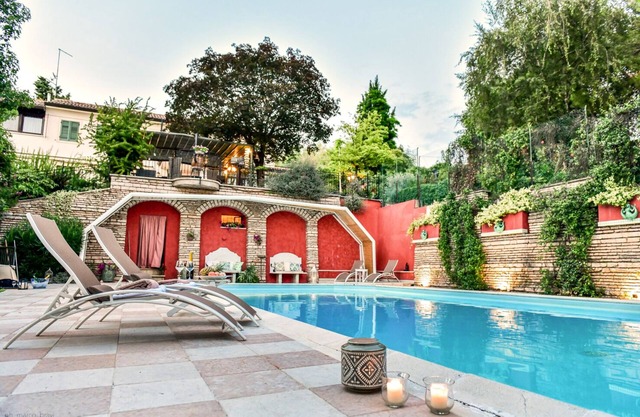 CASA DE VACACIONES ELEGANTE PISCINA PRIVADA ÁREA DE APTITUD JARDÍN GRANDE ÁREA VERDE DE LA CIUDAD