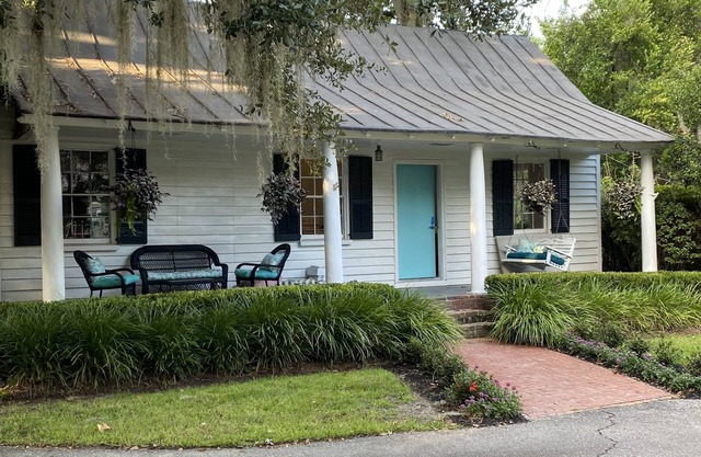 Elizabeth Arden's former Estate, Coastal Style Cottage in Summerville