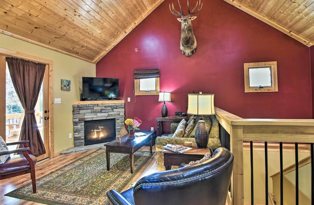 Elk Path Cabin w / Hot Tub & Deck-15 Mi a Asheville
