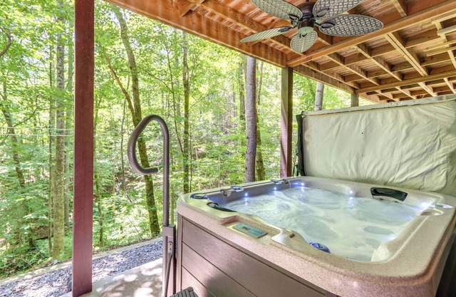 Ellijay Cabin w/ Deck and Hot Tub!