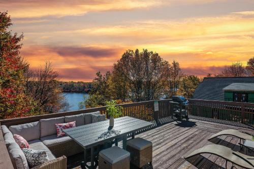 Emerald Bluff by AvantStay Lake Views Deck Fire Pit Game Room
