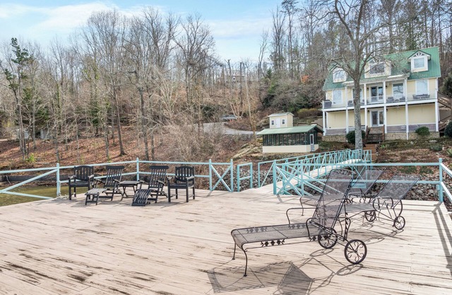 Emerald Lakeshore: 4 BR, 4 BA House in Arley, Sleeps 10