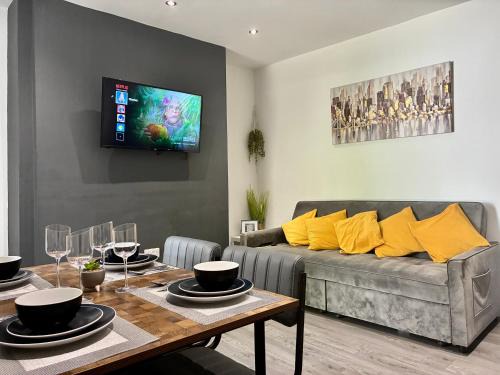 EMERALD LIVING, 4 bedrooms, sleeps 7 in the heart of Swansea!