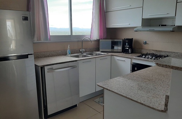 Emerald Waves Beachfront Condo en El Palmar