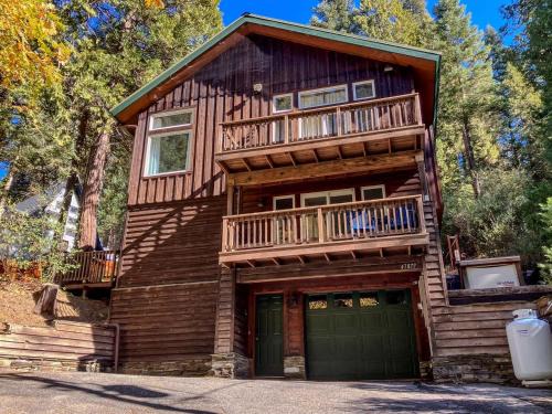 Enchanting Creekside Cabin Retreat near Yosemite National Park in California