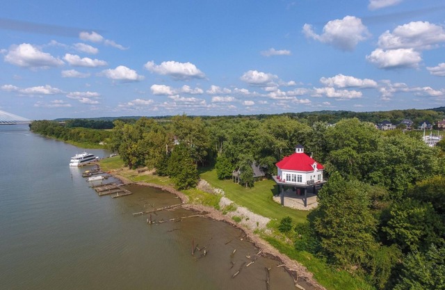 Enchanting Riverfront Nest! Beautiful 3-Bedroom Lighthouse with Panoramic Views!
