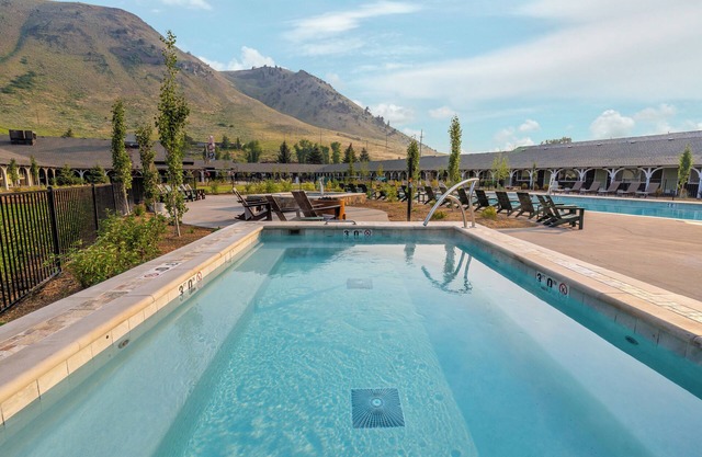 Enjoy Friendly Atmosphere at Retro Lodge w/ All-Season Pool in Jackson Hole
