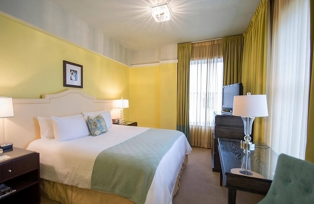 Enjoy Portland's Best Attractions from a Downtown Hotel! Pet-Friendly!