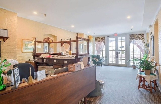 Enjoy Quality Time w/ Family! Onsite Parking! Close to Abbeville Opera House!