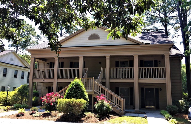 Disfruta del encanto sureño. Condominio asequible, bien designado en Pawleys Plantation