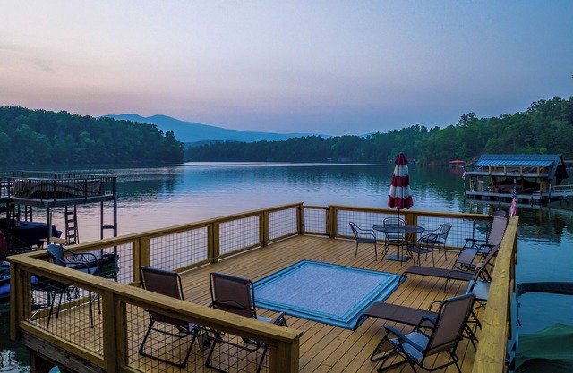 ¡Reserve hoy su fin de semana extendido de otoño, frente al lago con muelle privado y kayaks!