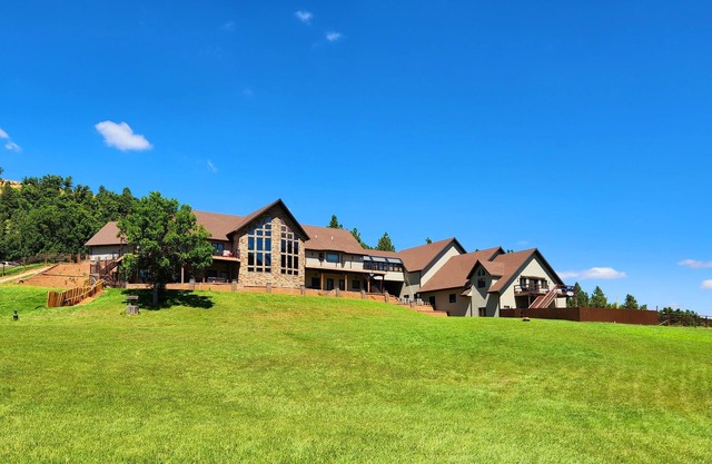 Enormous Rally Rental - Custom Estate off paved Road w/ Extra Motorcycle Parking