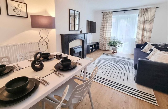 Entire 4 person apartment near station, 18 min to London.