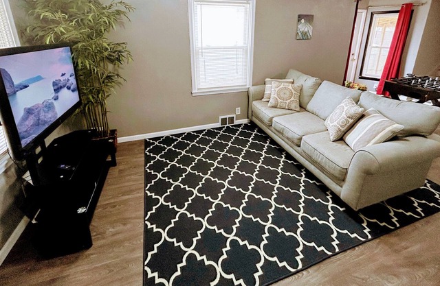 Entire Classy 1King1F2T + Fenced Yard