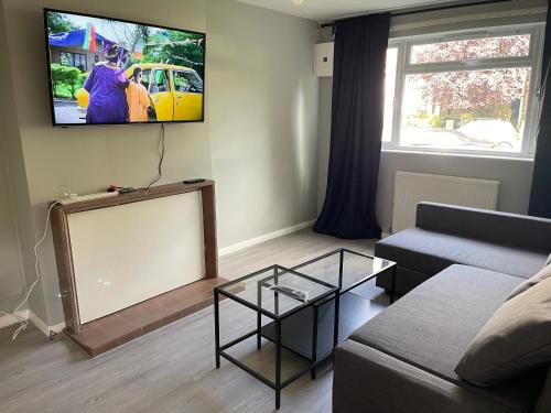 Entire Lovely 2 bedroom apartment with private garden & free street parking