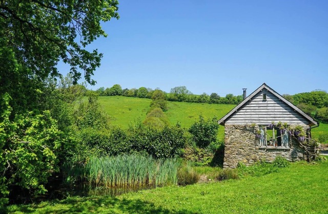 Escape to an Idyllic Countryside Couple's Retreat