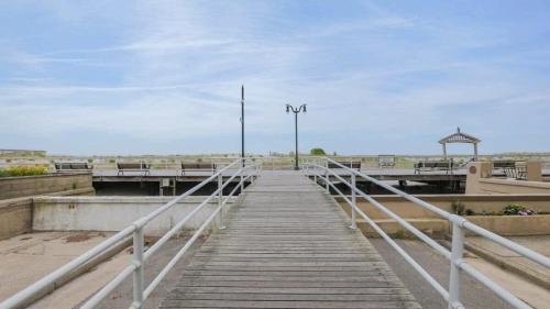 Escape to Raleigh Ave 3 Steps from the Beach
