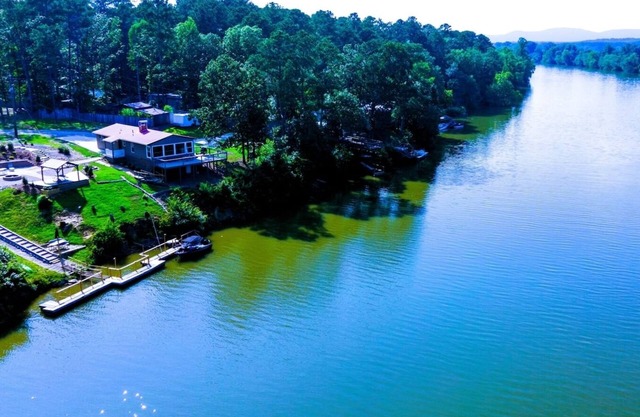 Peaceful 2B/2B NW GA Waterfront Getaway w/fishing, boating +watersports-Sleeps 7