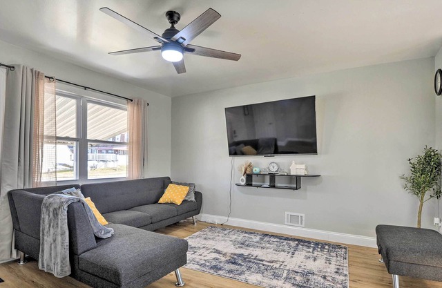 Essex Townhome ~ 11 Mi to Downtown Baltimore!