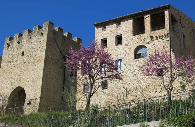 Est Locanda, apartamento panorámico con jardín en las murallas medievales de la ciudad.