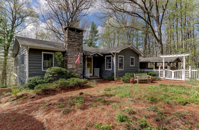 Estes Cottage - Cozy Mirror Lake Cottage w/ screened porch