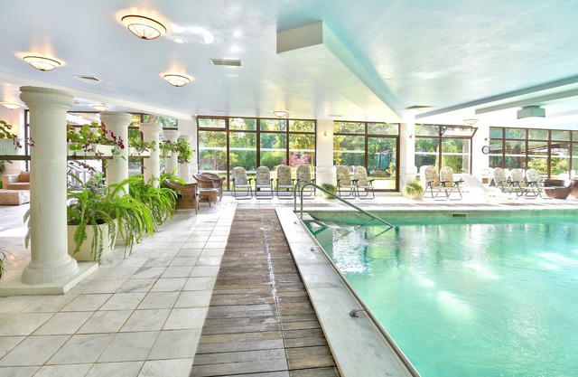 Estreya Palace & Residence