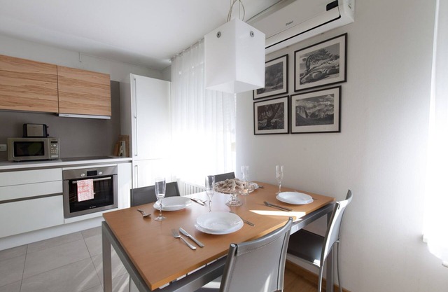 Eva Tour As / Apartamento moderno de 2 dormitorios en el centro, garaje gratuito, WiFi y aire acondicionado