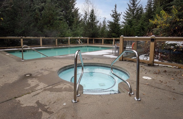 ❄︎ Evergreen Escape at Taluswood❄︎ | 3 BR Ski In | Private Garage | Hot Tub & Pool
