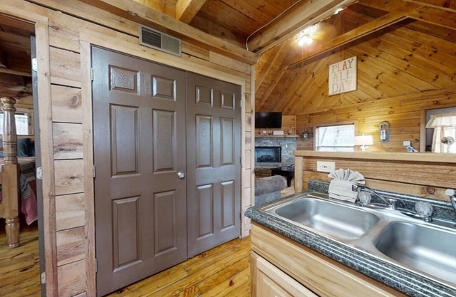 Evie's Mountain Castle 2 Bedroom Cabin by RedAwning