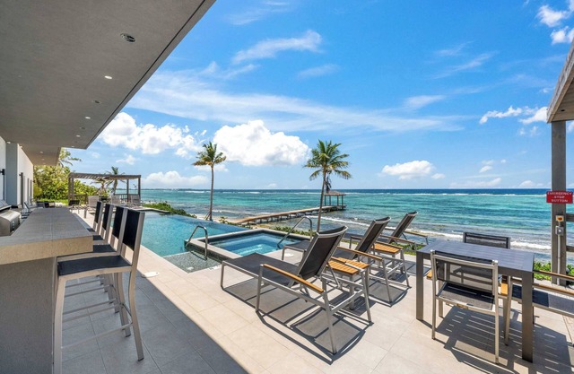 Evolution: Luxe Single-level Villa w/Private Pool, Jacuzzi, Dock