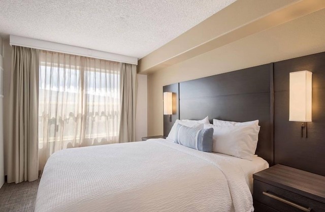 Excellent Choice! Unit w/ Full Kitchen, Near Fleischmann Planetarium!