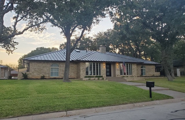 Exceptional contemporary w/ pool, near stadiums, TCU and hospitals