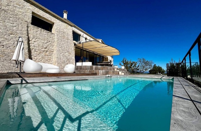 Exceptional villa with panoramic view and swimming pool