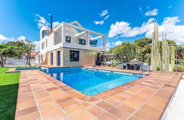 Villa Superior Lucentum